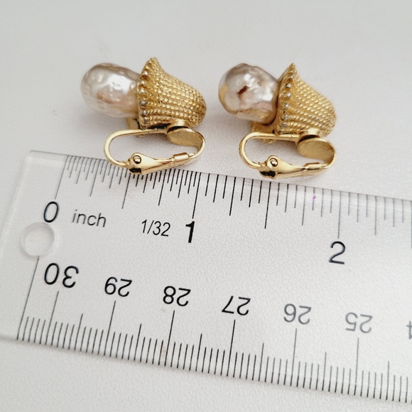 VINTAGE Sarah Coventry faux baroque pearl clip on earrings - Picture 6 of 6